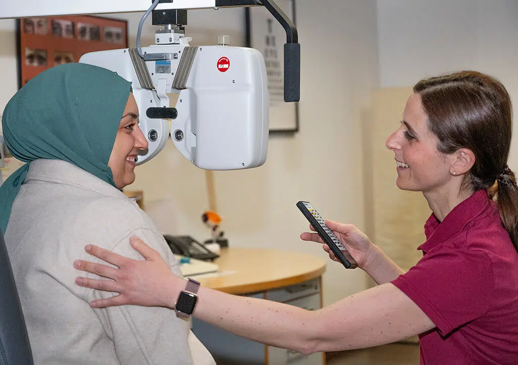 Dr. Dima Ridder bei der Untersuchung einer Patientin