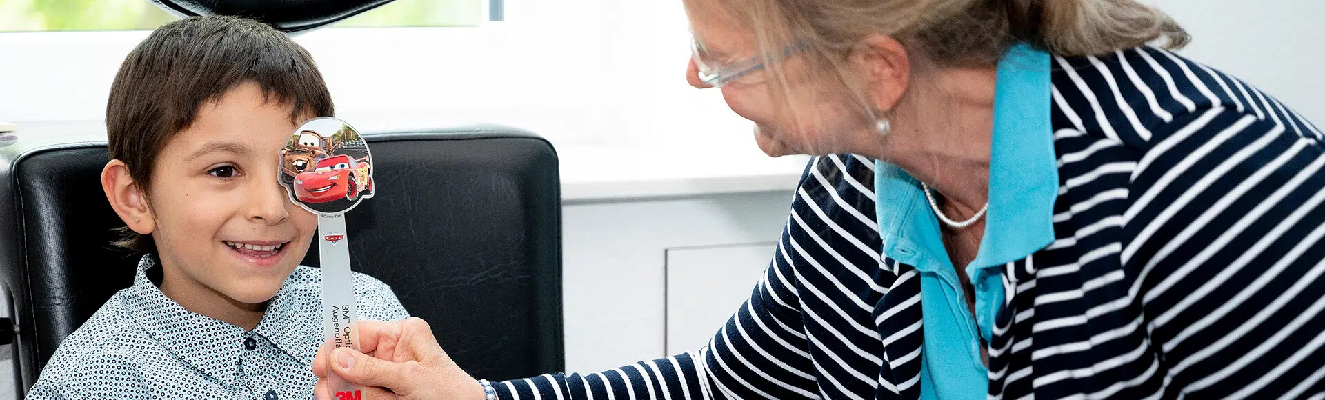 Kind in der Sehschule beim Sehtest
