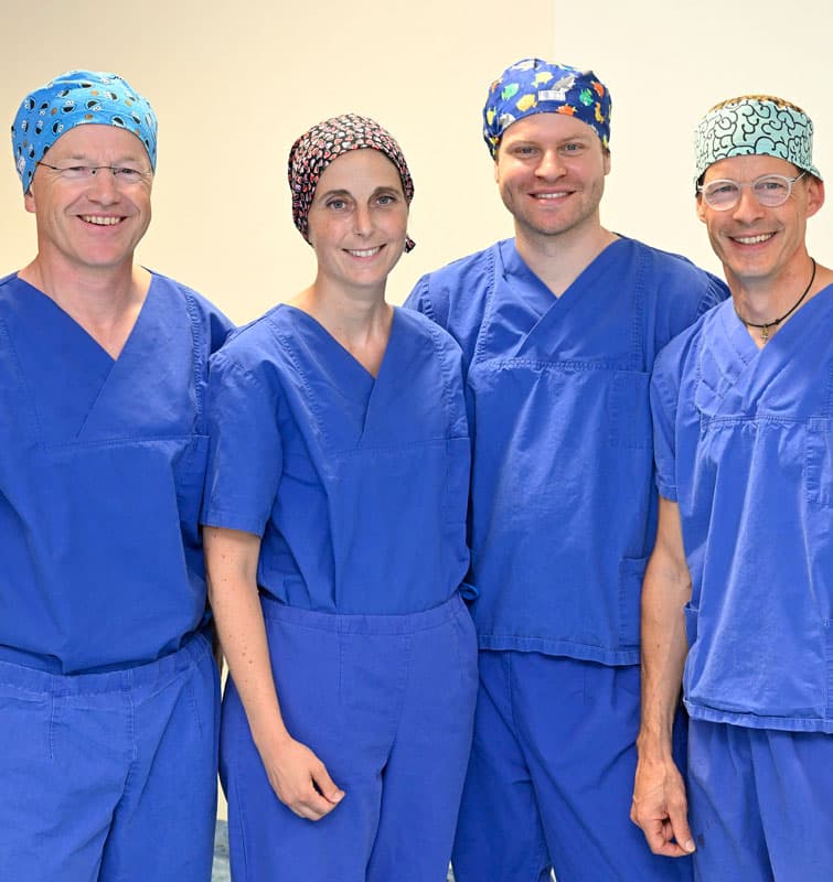 Gruppenfoto Dr. Rumohr, Dr. Ridder, Dr. Freimuth und Dr. Irle in OP-Kleidung