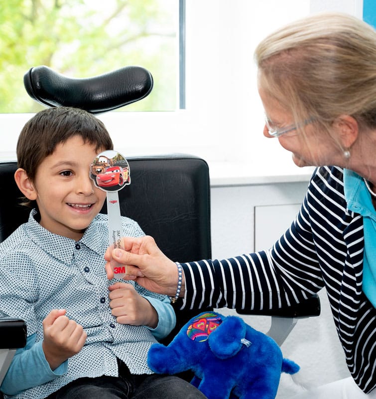 Kind in der Sehschule beim Sehtest