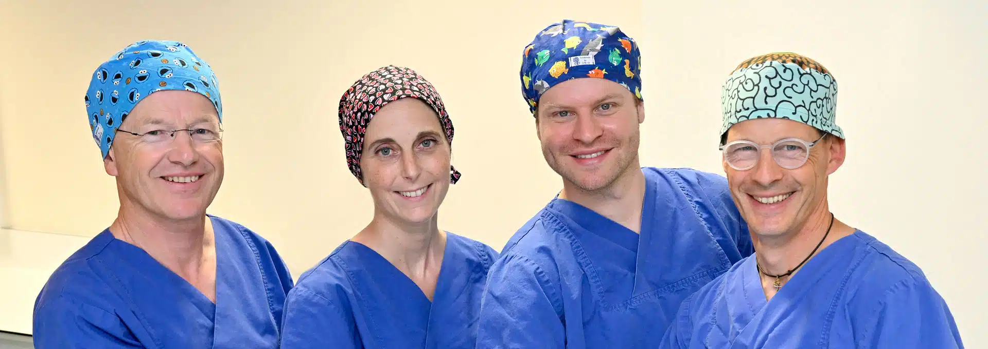 Gruppenfoto Dr. Rumohr, Dr. Ridder, Dr. Freimuth und Dr. Irle in OP-Kleidung