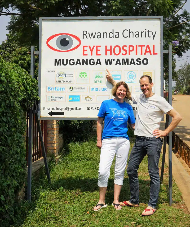 Silke und Stephan vor Schild vom Rwanda eye hospital
